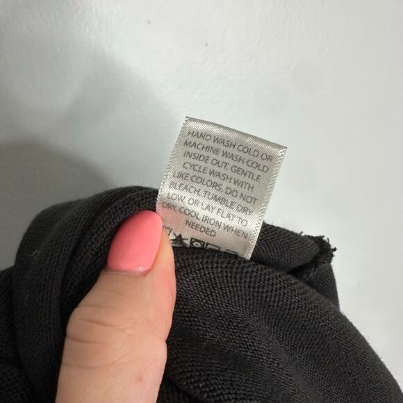 It Is Well LA Women’s Black‎ V-Neck Light Weight Rolled Collar Sweater Size L - Picture 6 of 6